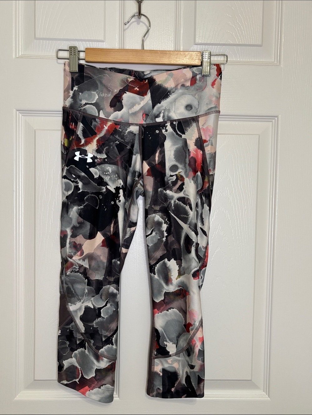 Under Armour Women’s Black, Gray & Red Athletic Leggings Size S